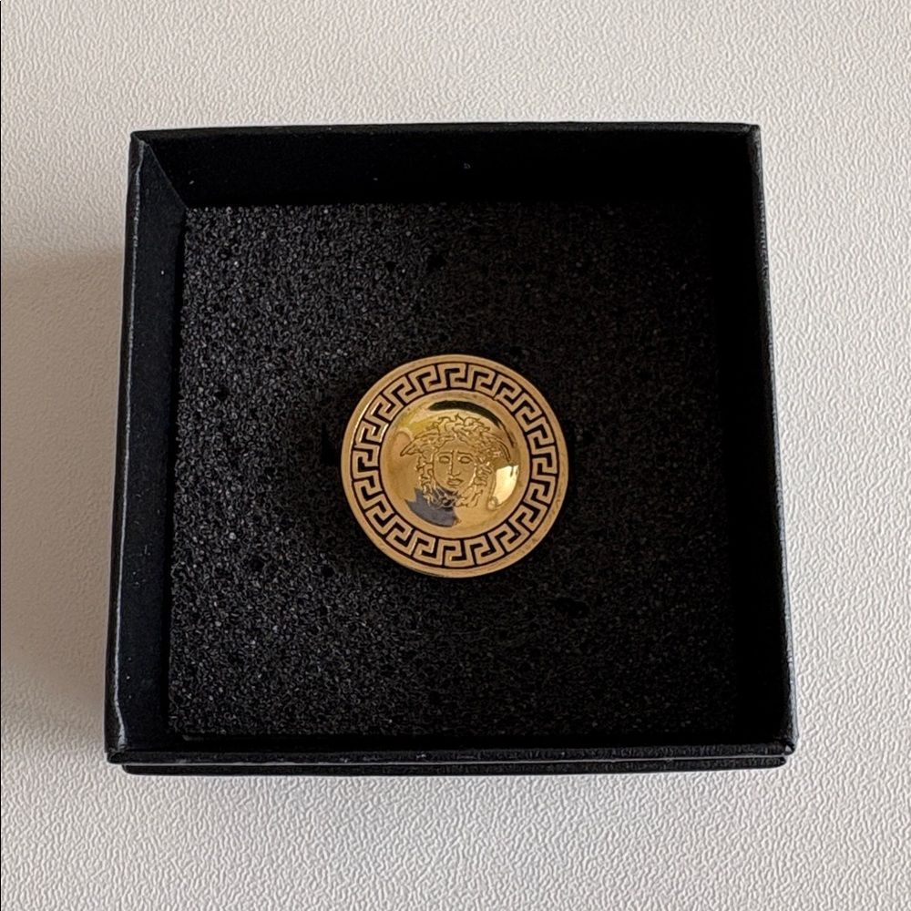 Vintage Versace Gold Medusa Pin Brooch Iconic Logo Made in Italy - Picture 7 of 7